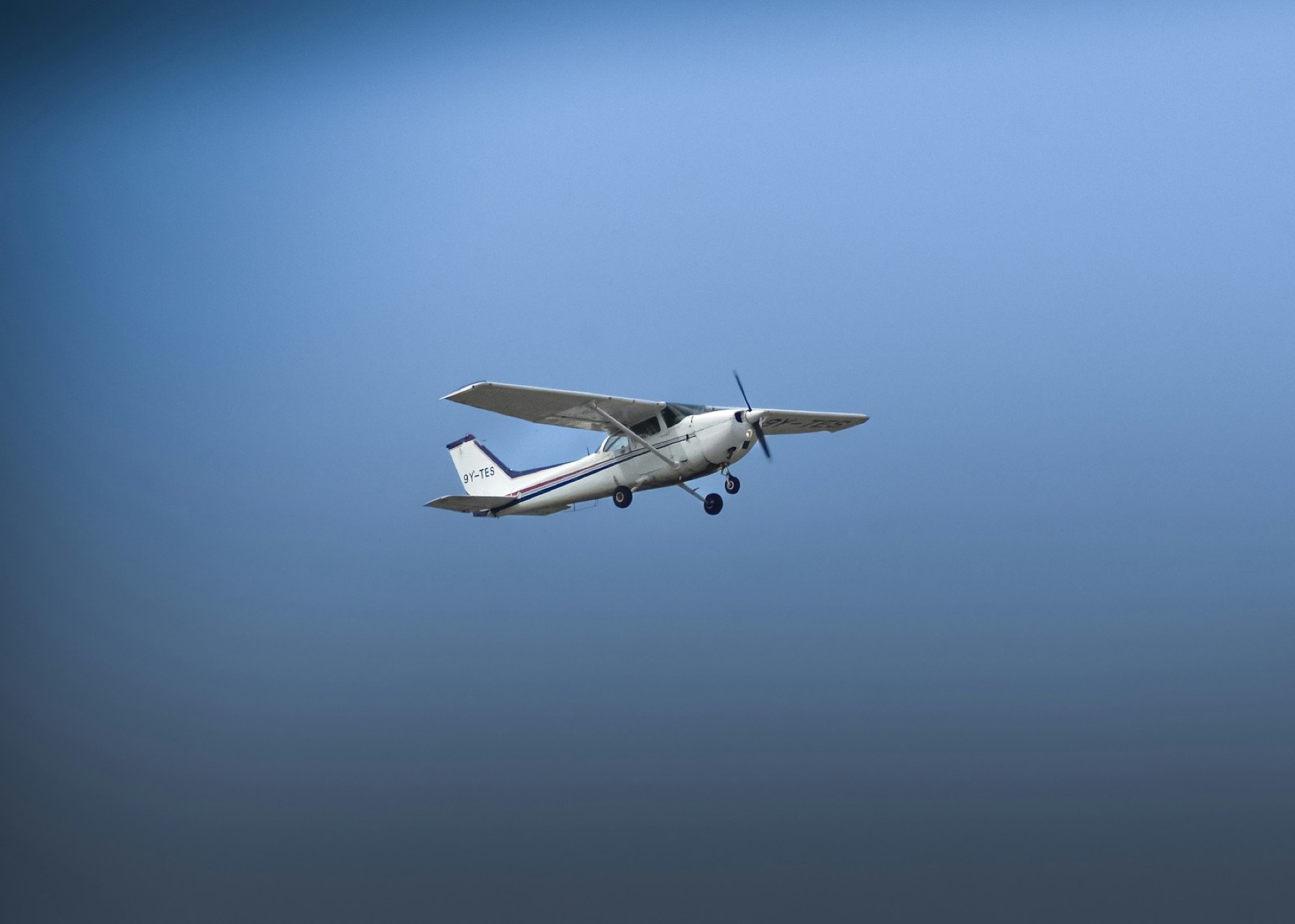 Cessna 172 em voo, configuração típica de instrução de piloto privado.