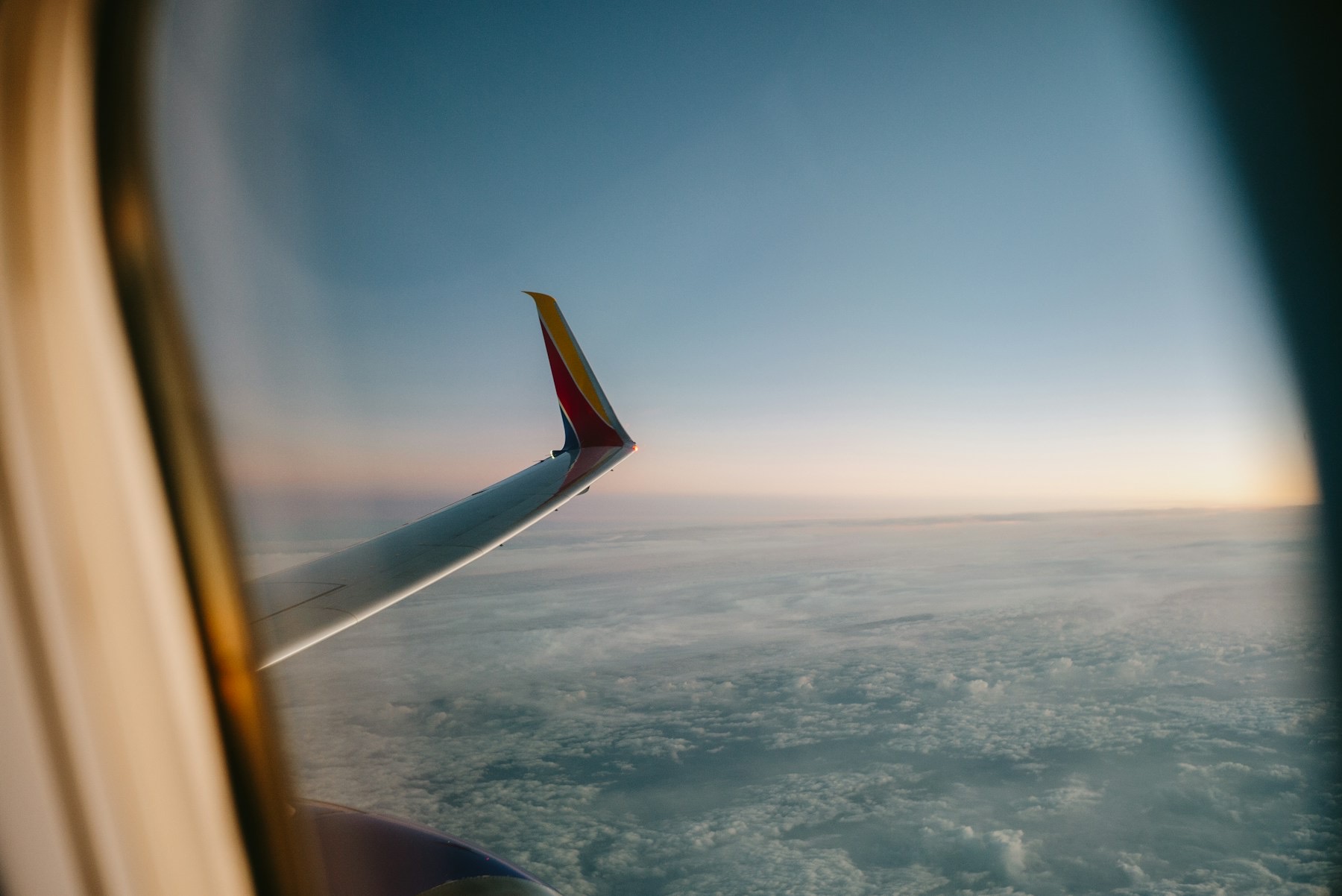 Asa de aeronave acima das nuvens.