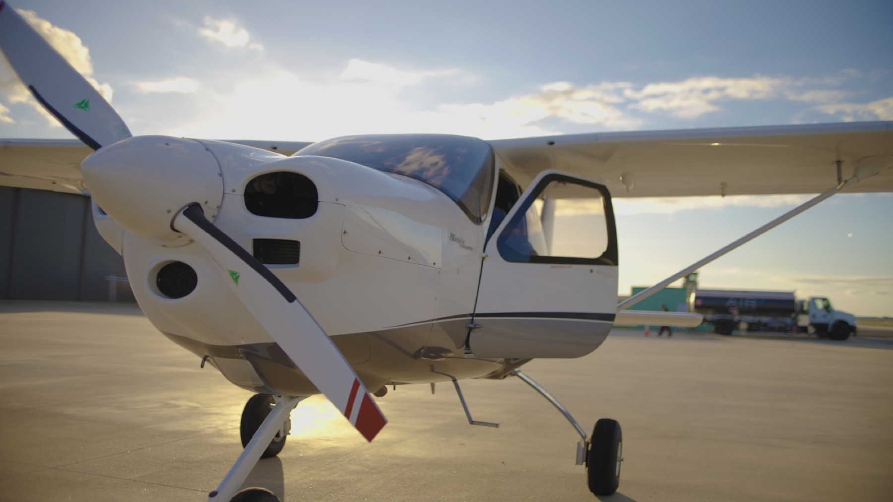 Aeronave leve no pátio ao entardecer.